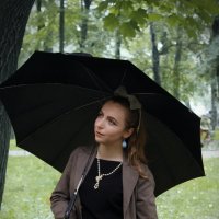 Девушка с зонтом :: Алексей Корнеев
