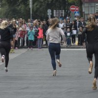 "Забег на шпильках" - девушки на финишной прямой! :: Александр Степовой 