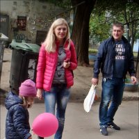 Семья на прогулке :: Нина Корешкова