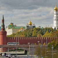 Вид на ансамбль Московского кремля с моста парка "Зарядье" :: Александр Запылёнов