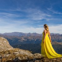 Девушка в желтом платье на вершине горы Ах-Аг :: Анастасия 