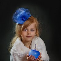 Девочка с синим яблоком :: Александр Ещенко