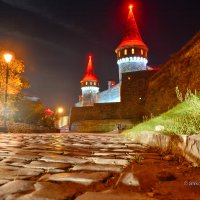 Древняя брусчатка на фоне не менее древнего Каменец-Подольского замка :: Леонид Школьный