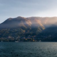 Утренняя туманность на озере Комо...Италия! :: Александр Вивчарик