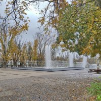 октябрьские фонтаны в дождливый день :: Алексей Меринов