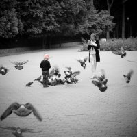 маленькая девочка кормит голубей :: Олег Губаревич