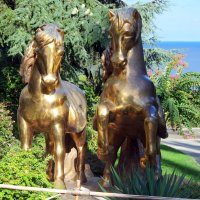 "Золотые кони" в Айвазовском парке :: Валерий Новиков