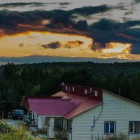 Закат над крышами домов :: Владимир Волосовский