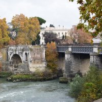 Италия Рим. Мост Эми́лия - единственная сохранившаяся арка моста, стоящая посредине реки. :: Galina Leskova