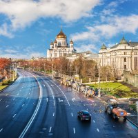 Храм Христа Спасителя в утреннем городе :: Юлия Батурина