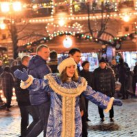 Снегурочка уже отплясывает на Красной площади! :: Татьяна Помогалова