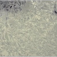 Снежные "крошки" на дачном окошке :: muh5257 