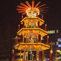 Рождество по-немецки: пирамида с библейскими фигурами, а внизу пивная :: Татьяна Манн