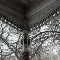 Шоколадно-белый домик, авзгляд с крыльца на улицу :: Ekaterina Podolina