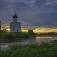 В осенний восход у храма. :: Igor Andreev