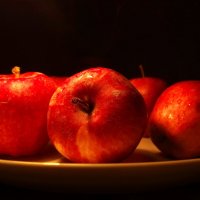 Красные яблоки – как новогодние, в детстве на ёлке, шары. :: Людмила Богданова (Скачко)