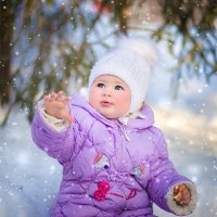 Маленькая Настя ловит снежинки :: Татьяна 