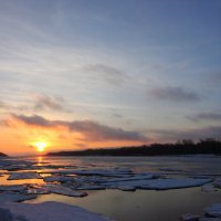 Весенний восход на реке. :: Алексей Баринов