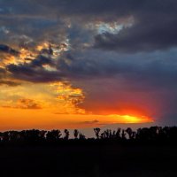 Закат или заход Солнца — момент исчезновения верхнего края светила под горизонтом. :: vodonos241 