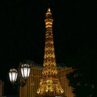 Вечерняя прогулка у Эйфелевой Башни в Лас Вегасе :: Юрий Поляков