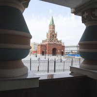 Взгляд от церковного крыльца.. :: Анатолий Грачев