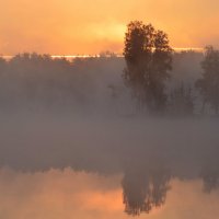 Восход на озере...... :: Юрий Цыплятников