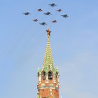 МиГ-29 и Су-30СМ над Спасской башней :: Anna Yurgenson