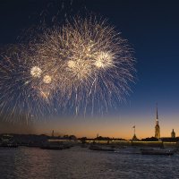 Праздничный салют над Невой в честь Дня города. Санкт-Петербургу исполнилось 315 лет :: Максим Хрусталев