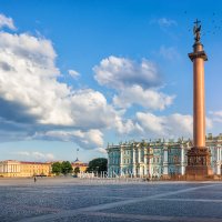 Ангел на Дворцовой площади и облака :: Юлия Батурина