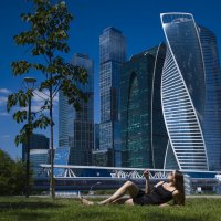 Красота на фоне Москва Сити. :: Виктор Твердун