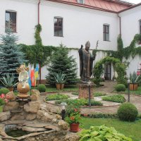 внутренний дворик монастыря :: Евгений Гузов