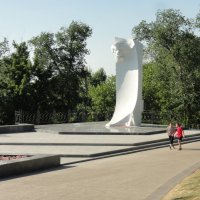 Памятник Максиму Горькому в Струковском саду :: марина ковшова 