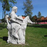 Загадочные скульптуры в парке Марьямяэ у Музея кино :: veera v