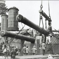 Installing the guns on fourth turret of the Imperial Japanese Navy battleship "Hyuga". :: Александр 
