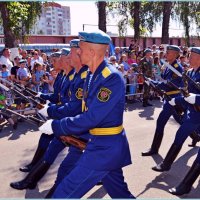 Можем шагать...можем и летать...и прыгать с высоты! :: Vladimir Semenchukov