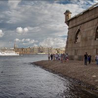 У стен Нарышкина бастиона Петропавловской крепости :: Валентин Яруллин