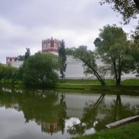 Пруд   у Новодевичьего Манастыря :: Константин 