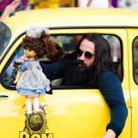 Бородатый мужчина с куклой в машине :: Valentina Zaytseva