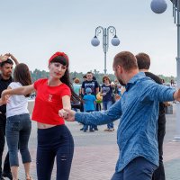 Танцевальная вечеринка на набережной :: Алина Меркурьева