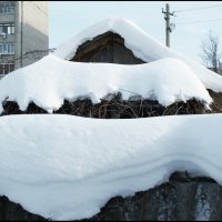 ЗИМА. Снег на крыше мастерской. :: Юрий ГУКОВЪ