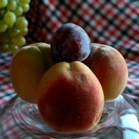 Персики нынче соперничают размером с яблоками... :: Aлександр **