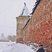 Я у стены Пешношского монастыря. Привет из 2012 г. :: Евгений Кочуров