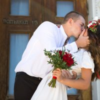 Поцелуй жениха и невесты :: Valentina Zaytseva