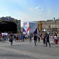 Собирается народ на Манежной площади... :: Анатолий Колосов