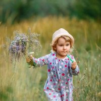 Девочка бежит с букетом полевых цветов :: Владимир Юдин
