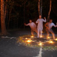 Греческий танец сиртаке в моём осеннем лесу. :: Василий Капитанов