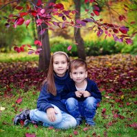 Детишки под деревом :: Татьяна Шураватова