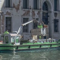 Venezia.Il garbage collector Veritas sul Canal Grande. :: Игорь Олегович Кравченко