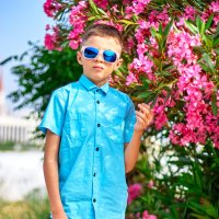 Портрет мальчика возле цветов :: Булат 