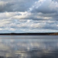 Над озером зависли облака :: Nika Polskaya